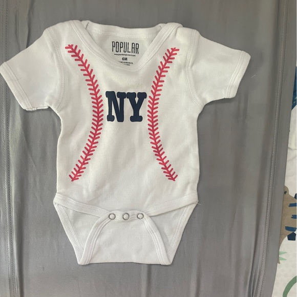 0-6 month bundle: 3 short sleeve onesies, 2 long sleeve onesies - Picture 2 of 5